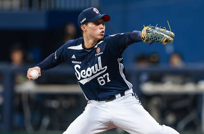 24일 키움전에서 투구하고 있는 홍민규. /사진=두산 베어스