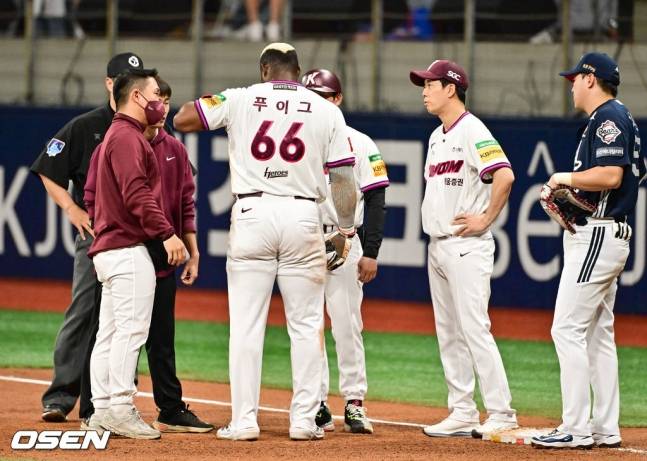고통을 호소하던 푸이그(가운데)가 어깨를 돌려보고 있다.