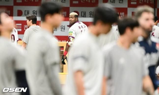 23일 경기를 마치고 두산 더그아웃을 바라보는 푸이그.