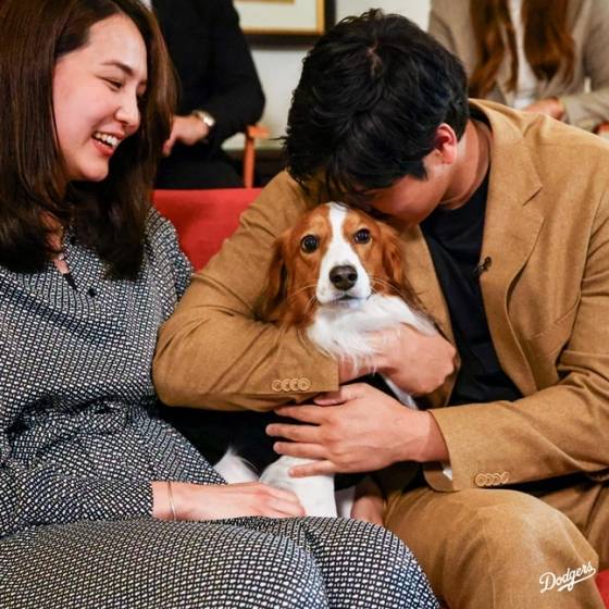 오타니(오른쪽)와 그의 아내 다나카 마미코의 모습. /사진=다저스 공식 SNS