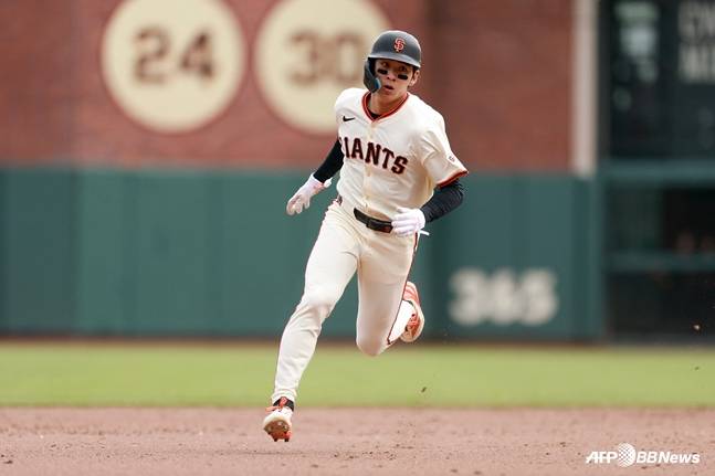 주루를 하고 있는 이정후. /AFPBBNews=뉴스1