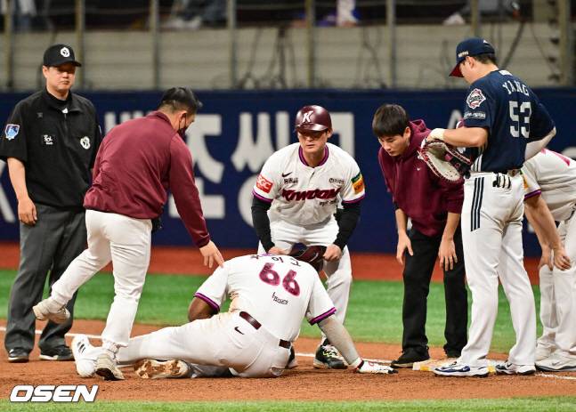 키움 푸이그(가운데)가 23일 두산전에서 2회말 1루에서 귀루 과정에서 땅에 강하게 충돌하며 통증을 호소하고 있다.