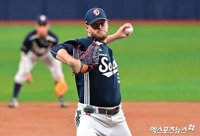 24일 오후 서울 구로구 고척스카이돔에서 열린 '2025 신한 SOL Bank KBO리그' 두산 베어스와 키움 히어로즈의 경기, 1회말 두산 선발투수 콜 어빈이 공을 힘차게 던지고 있다. 고척, 김한준 기자