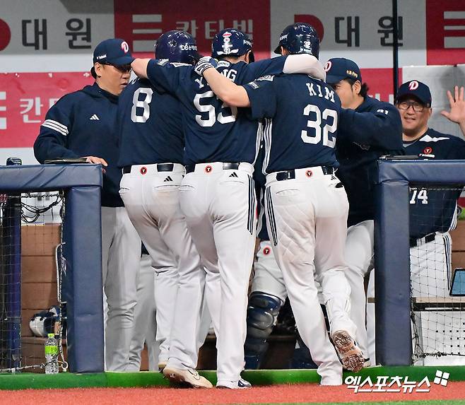 24일 오후 서울 구로구 고척스카이돔에서 열린 '2025 신한 SOL Bank KBO리그' 두산 베어스와 키움 히어로즈의 경기, 7회초 1사 1,2루 두산 김재현이 스리런 홈런을 날린 후 케이브 양석환과 함께 기뻐하고 있다. 고척, 김한준 기자