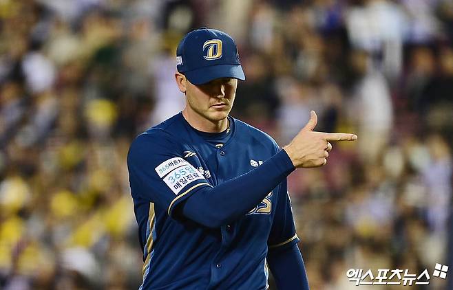 24일 오후 서울 송파구 잠실야구장에서 열린 '2025 신한 SOL Bank KBO리그' NC 다이노스와 LG 트윈스의 경기, 3회말 2사 1,2루 NC 선발투수 라일리가 LG 홍창기를 3루수 땅볼 아웃으로 돌려세우며 이닝을 종료시킨 뒤 포수 김형준을 향해 손짓하고 있다. 잠실, 박지영 기자