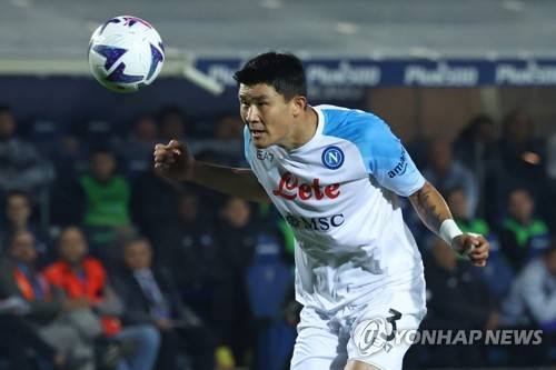 바이에른 뮌헨 수비수 김민재가 이탈리아 세리에A 명문 클럽들의 관심을 한몸에 받고 있다. 이탈리아 매체 '타오르미나 뉴스24'는 24일 '김민재는 바이에른 뮌헨을 떠나 이탈리아 세리에A로 복귀가 가능하다'라고 보도했다. 김민재는 지난 2022-2023시즌 나폴리에서 1년간 뛰며 세리에A 최우수수비수를 받고 팀을 정상에 올려놨다. 세리에A에서 이미 검증이 된 만큼 뮌헨이 매물로 내놨을 때 달려드는 팀이 있을 것으로 여겨졌는데 결국 세리에A 복수구단이 러브콜을 보내고 있다. 연합뉴스