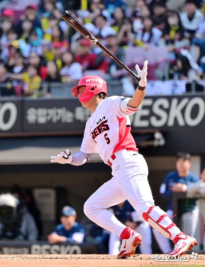 KIA는 25일 광주-기아 챔피언스필드에서 열리는 2025 신한 Sol 뱅크 LG 트윈스전에 앞서 내야수 김도영을 1군 엔트리에 등록했다. 김도영은 지난달 22일 광주 개막전을 치른 뒤 34일 만에 1군 무대로 다시 복귀했다.&nbsp;김도영은 지난달 22일 NC 다이노스와 개막전에 선발 출전해 3회 말 1사 뒤 안타를 친 뒤 2루로 달려가다가 1루로 귀루하는 과정에서 왼쪽 허벅지에 고통을 호소했다. 김도영은 병원 검진 결과 왼쪽 햄스트링 손상 소견을 받았다.&nbsp;회복에 전념한 김도영은 지난 14일과 21일 두 차례 검진을 받은 뒤 햄스트링 100% 회복 판정을 받았다. 23일 더블헤더 2차전에 3번 타자 겸 3루수로 선발 출전해 실전 감각을 끌어 올렸다. 엑스포츠뉴스DB