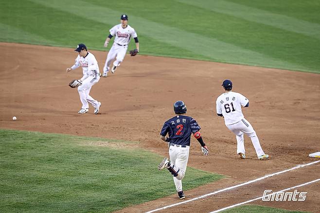 25일 오후 서울 잠실야구장에서 열린 '2025 신한 SOL Bank KBO리그' 롯데 자이언츠와 두산 베어스의 경기, 롯데가 8:2로 승리를 거두고 2연승을 달렸다. 고승민은 4타수 2안타 1타점 1볼넷 1득점을 기록했다. 롯데 자이언츠