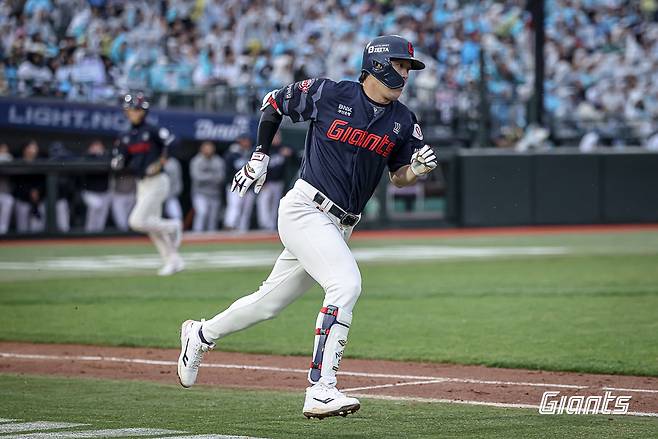 25일 오후 서울 잠실야구장에서 열린 '2025 신한 SOL Bank KBO리그' 롯데 자이언츠와 두산 베어스의 경기, 롯데가 8:2로 승리를 거두고 2연승을 달렸다. 나승엽은 4타수 2안타 1홈런 3타점 1득점을 기록했다. 롯데 자이언츠