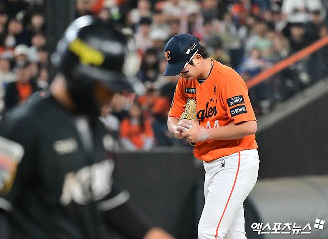 25일 오후 대전 한화생명 볼파크에서 열린 '2025 신한 SOL Bank KBO리그' KT 위즈와 한화 이글스의 경기, 9회초 1사 1루 한화 김서현이 KT 권동진에게 볼넷을 허용한 후 아쉬워하고 있다. 대전, 김한준 기자