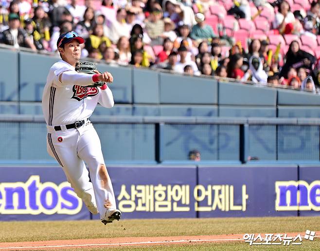 14일 오후 서울 송파구 잠실야구장에서 열린 '2025 신한 SOL Bank KBO리그' KIA 타이거즈와 두산 베어스의 시범경기, 6회초 두산 강승호가 KIA 박재현의 번트 타구를 잡아 1루로 송구하고 있다. 엑스포츠뉴스 DB