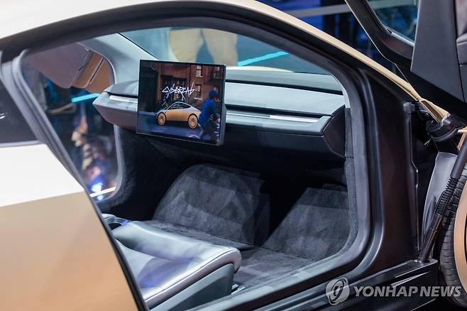 지난 1월 벨기에 브뤼셀 엑스포에 전시된 테슬라 로보택시용 신차 '사이버캡' [EPA 연합뉴스 자료사진. 재판매 및 DB 금지]