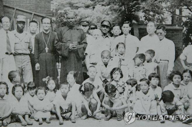 에티오피아 군인과 보화원 어린이들 [연합뉴스 자료사진. 재판매 및 DB 금지]