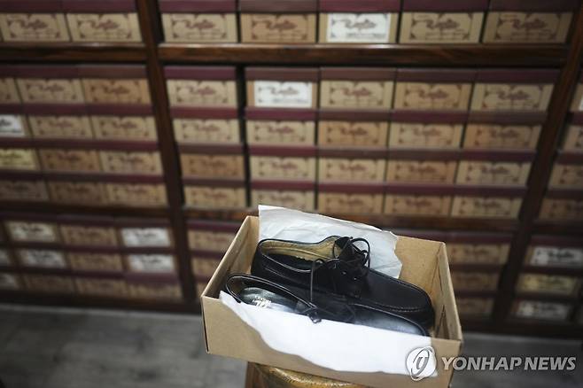 프란치스코 교황이 즐겨 신던 구두  [AP 연합뉴스. 재판매 및 DB 금지]