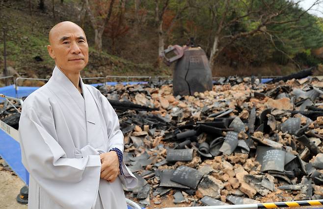 산불이 고운사 덮친 지 한 달…주지 등운스님 (의성=연합뉴스) 이세원 기자 = 경북 의성군 단촌면 소재 대한불교조계종 제16교구 본사인 고운사에서 주지 등운스님이 산불로 목조 전각들이 대부분 허물어진 현장을 살펴보고 있다. 영남 지방을 휩쓴 산불은 지난달 25일 고운사까지 번져 보물로 지정된 목조건축물 연수전과 가운루까지 태웠다. 2025.4.25