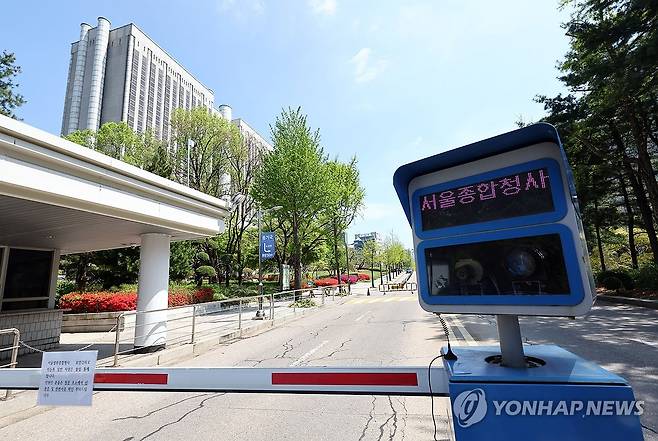 중앙지법, 윤 전 대통령 2차 공판 앞두고 출입통제 (서울=연합뉴스) 김인철 기자 = 내란 우두머리 혐의로 재판에 넘겨진 윤석열 전 대통령의 2차 공판을 앞둔 20일 서울 서초구 중앙지방법원 출입이 통제되고 있다.
    윤 전 대통령의 두 번째 공판에서는 취재진의 법정 촬영이 허가되면서 법정 내 피고인석에 앉은 모습이 언론을 통해 사진·영상으로 공개될 예정이다. 2025.4.20 yatoya@yna.co.kr