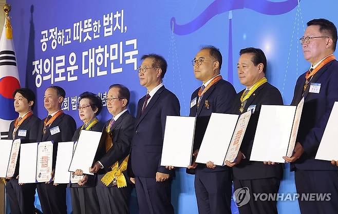 제62회 법의 날 기념식 (과천=연합뉴스) 류영석 기자 = 박성재 법무부 장관이 25일 경기도 정부과천청사에서 열린 제62회 법의 날 기념식에서 포상자들과 기념촬영을 하고 있다. 2025.4.25 ondol@yna.co.kr