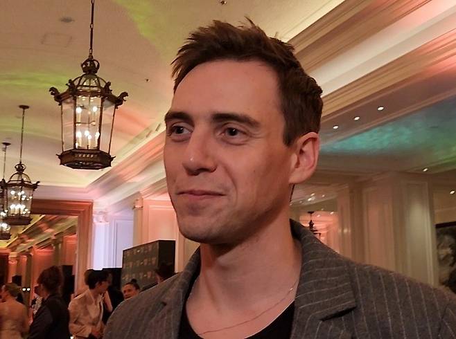 웨스트엔드 '위대한 개츠비' 주연배우  (런던=연합뉴스) 김지연 특파원 = 영국 런던 웨스트엔드 뮤지컬 '위대한 개츠비' 주연 배우인 제이미 무스카토가 24일(현지시간) 밤 개막 공연 후 파티에서 취재진과 인터뷰하고 있다. 2025.4.25 cherora@yna.co.kr