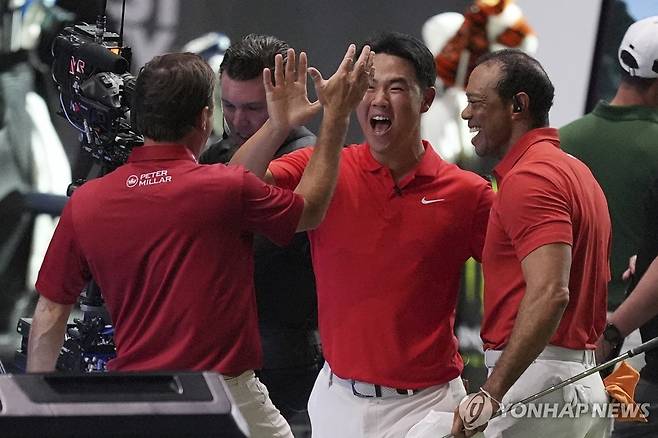 TGL 경기에서 기뻐하는 김주형(가운데)과 타이거 우즈(오른쪽) [AP=연합뉴스]