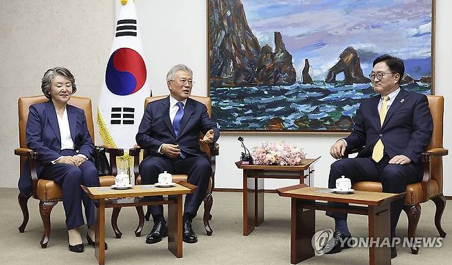 문 전 대통령, 우원식 국회의장과 면담 (서울=연합뉴스) 4·27 판문점선언 7주년 기념식 참석차 국회를 방문한 문재인 전 대통령이 25일 서울 여의도 국회에서 우원식 국회의장과 면담을 하고 있다. 왼쪽은 김정숙 여사. 2025.4.25 [국회사진기자단] photo@yna.co.kr