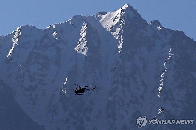 인도령 카슈미르 인도 군용 헬리콥터가 인도령 카슈미르 고원 지대 상공에서 비행하고 있다.
[AFP 연합뉴스 자료사진. 재판매 및 DB 금지]