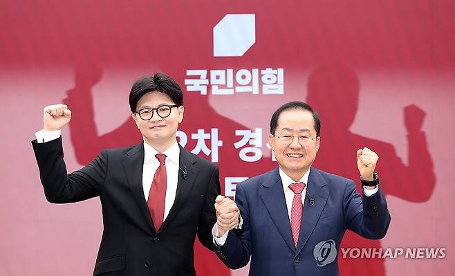 기념 촬영하는 한동훈-홍준표 경선 후보 (서울=연합뉴스) 23일 서울 여의도 국민의힘 중앙당사에서 열린 2차 경선 토론회 미디어데이에서 국민의힘 한동훈, 홍준표 대선 경선 후보가 맞수 토론 대상으로 지명을 한 후 기념 촬영하고 있다. 2025.4.23 [국회사진기자단] photo@yna.co.kr