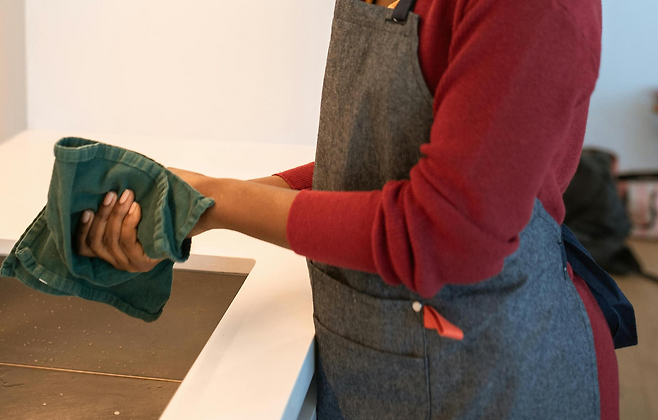 행주를 손에 쥐고 있는 사람