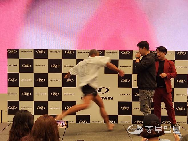 25일 스타필드 수원에서 열린 본투윈 추성훈 팬밋업 현장에서 추성훈 선수의 로우킥 맞기 이벤트가 진행되고 있다. 이보현 기자