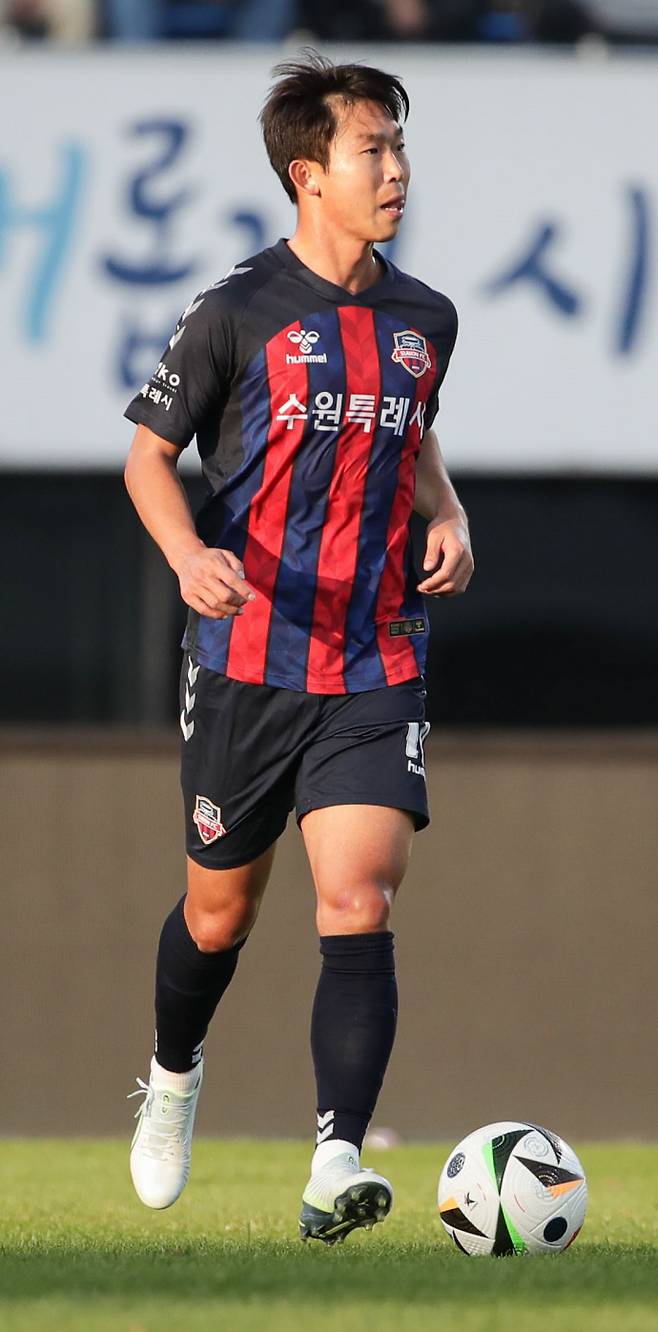 수원FC의 미드필더 윤빛가람이 십자인대 파열로 6개월 정도 그라운드에 나서지 못할 전망이다. 사진=한국프로축구연맹