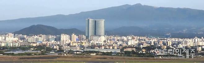 제주시 도두봉에서 바라본 한라산. ⓒ헤드라인제주