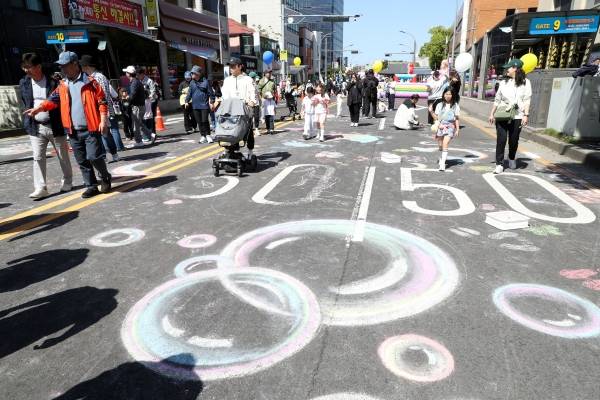 관덕정 앞 도로가 거대한 도화지로 변모한 가운데 어린이 등 참가자들이 그림을 그리는 색다른 체험을 경험했다.