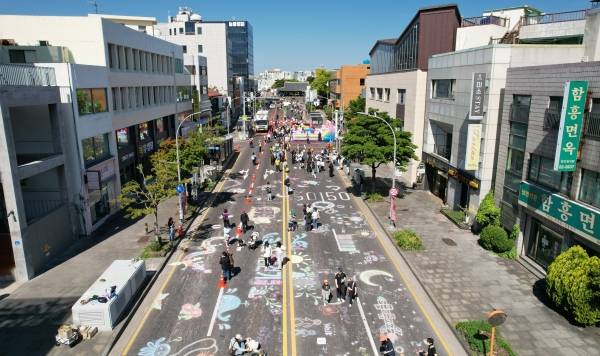 관덕정 앞 도로가 거대한 도화지로 변모한 가운데 어린이 등 참가자들이 그림을 그리는 색다른 체험을 경험했다.