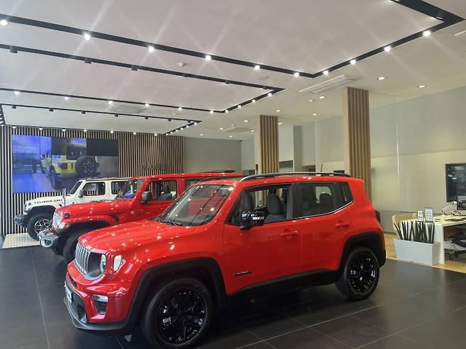 '일산 브랜드 하우스의 지프 전용 공간. 붉은색의 레니게이드와 랭글러는 전시장의 분위기를 더욱 밝게 만들었다.' 사진=이상진