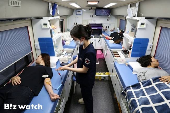 엔씨소프트 직원들이 헌혈 캠페인에 참여하고 있다./사진=엔씨소프트 제공