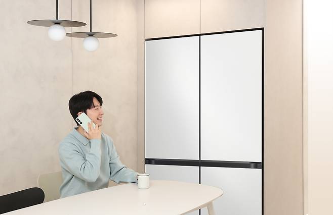 삼성 'AI 구독클럽' 가입 고객이 'AI 사전 케어 알림' 서비스를 받고 제품을 살펴보고 있다./사진=삼성전자