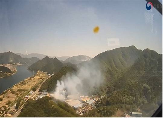 헬기에서 내려본 26일 경남 김해 산불 현장. 사진=뉴스1(산림청 제공)