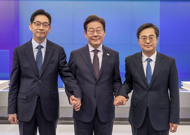 이재명(가운데), 김경수, 김동연(오른쪽) 더불어민주당 대선 경선 후보자들이 25일 서울 중구 티비조선 스튜디오에서 열린 민주당 경선 마지막 TV토론회 시작 전 기념촬영을 하고 있다. (사진=뉴시스)