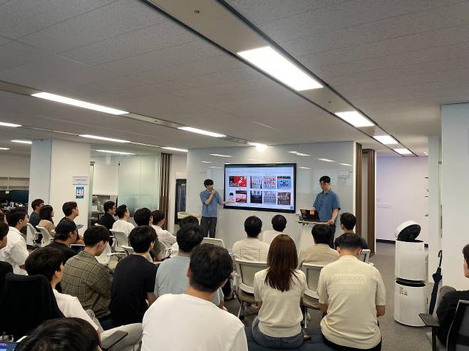 딥파인 임직원들이 회의를 진행하는 모습. (사진=딥파인)