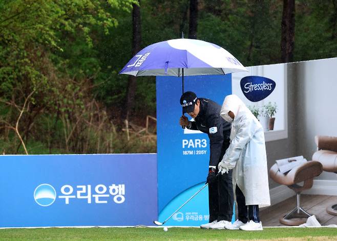 참가 학생의 샷을 봐주고 있는 박준홍.(사진=대회조직위 제공)