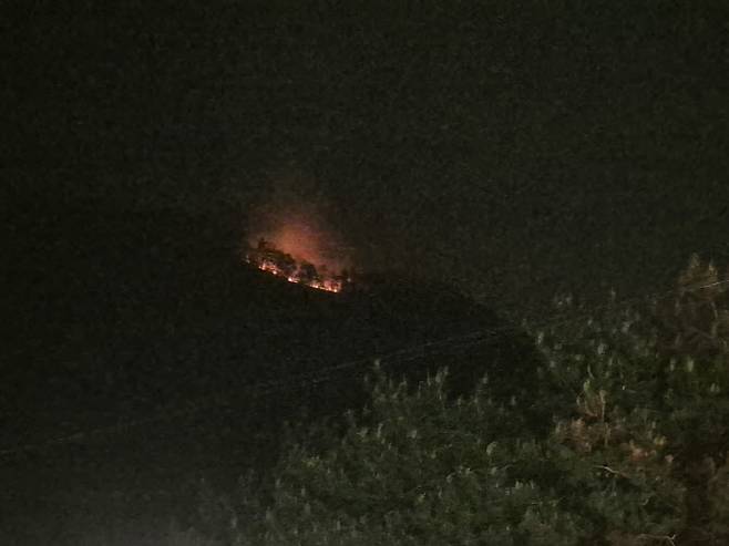 26일 강풍을 타고 확산해 산불 2단계까지 발령된 강원 인제 산불이 완전히 잡히지 않아 진화 헬기 철수와 함께 야간 진화 체제로 돌입했다. 산림청에 따르면 이날 오후 7시 20분 기준 인제군 상남면 하동리 인근에서 발생한 산불 진화율은 93%다. (사진=연합뉴스)