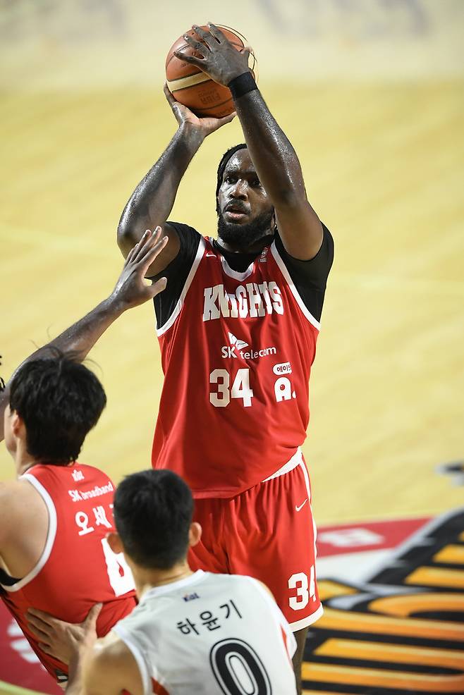 25일 KT와 경기에서 슛을 시도하는 SK 자밀 워니
