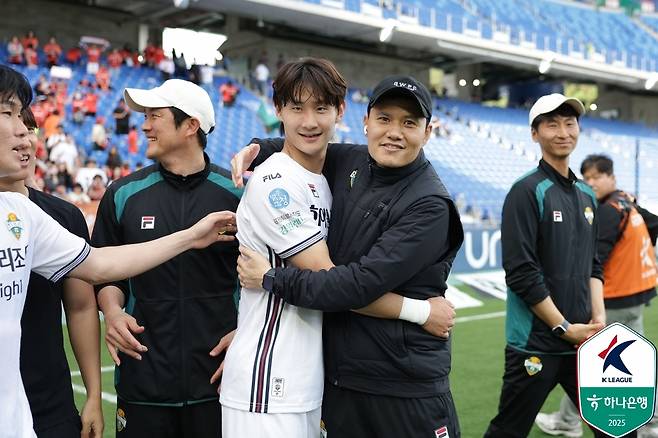 정경호 감독의 강원은 서서히 상승세를 타고 있다. 강호 광주와 울산을 모두 잡고 2연승 중이다. (한국프로축구연맹 제공)