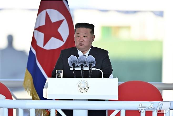 (평양 노동신문=뉴스1) =북한 노동당 기관지 노동신문은 25일 "김정은 동지를 모시고 새로 건조한 구축함 진수 기념식이 조선혁명의 첫무장력의 창건일인 뜻깊은 지난 25일 남포조선소에서 성대히 진행됐다"라고 보도했다.[국내에서만 사용가능. 재배포 금지. DB 금지. For Use Only in the Republic of Korea. Redistribution Prohibited] rodongphoto@news1.kr