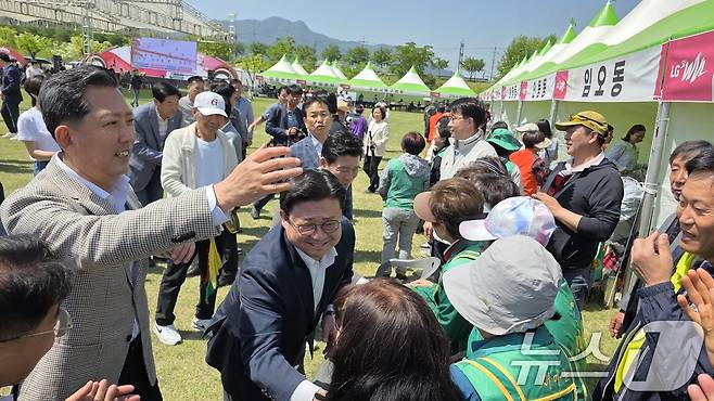 26일 구미 낙동강체육공원에서 열린 LG여성배구대회에서 김장호 구미시장과 구자근·강명구 의원 등이 응원나온 시민들과 인사하고 있다.  2025.4.26/뉴스1 ⓒ News1 정우용 기자