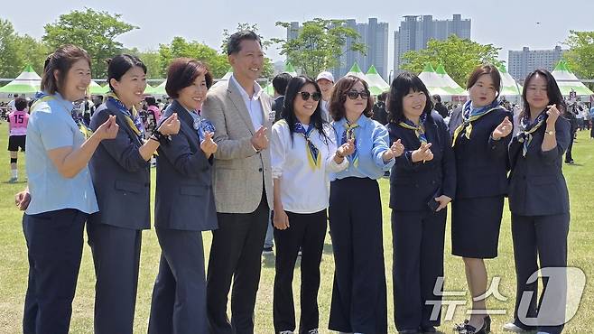 26일 구미 낙동강체육공원에서 열린 LG여성배구대회에서 김장호 구미시장이 봉사나온 걸스카우트 연맹 회원들과 기념사진을 찍고 있다. 2025.4.26/뉴스1 ⓒ News1 정우용 기자