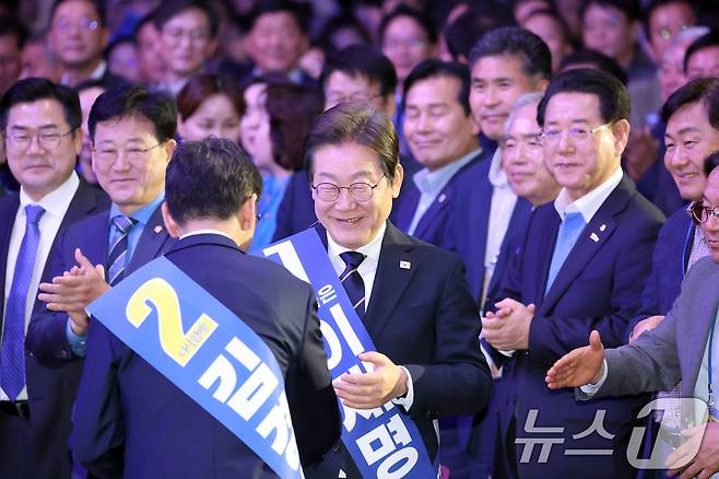 이재명·김경수 더불어민주당 대선 경선 후보가 26일 오후 광주 서구 김대중컨벤션센터에서 열린 호남권 합동연설회에서 만나 인사하고 있다. 2025.4.26/뉴스1 ⓒ News1 김태성 기자