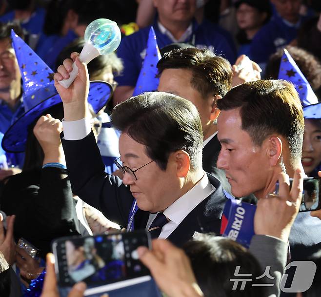 이재명 더불어민주당 대선 경선 후보가 26일 오후 광주 서구 김대중컨벤션센터에서 열린 호남권 합동연설회에 입장하고 있다. 2025.4.26/뉴스1 ⓒ News1 김태성 기자