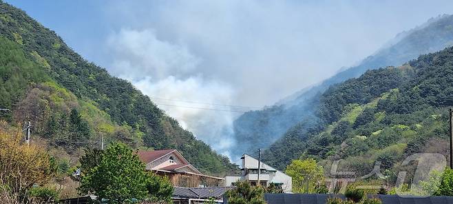 26일 강원도 인제군 상남면 야산에서 산불이 발생해 연기가 나고 있다. (산림청 제공, 재판매 및 DB 금지) 2025.4.26/뉴스1