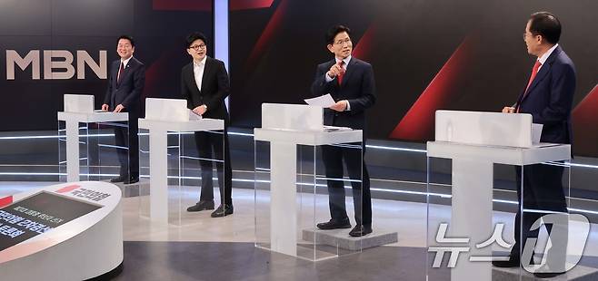 26일 서울 중구 매경미디어센터에서 열린 국민의힘 대통령 선거 제2차 경선 후보자 토론회에서 후보들이 토론에 앞서 대화를 나누고 있다. 왼쪽부터 안철수, 한동훈, 김문수, 홍준표 후보. 2025.4.26/뉴스1 ⓒ News1 국회사진취재단