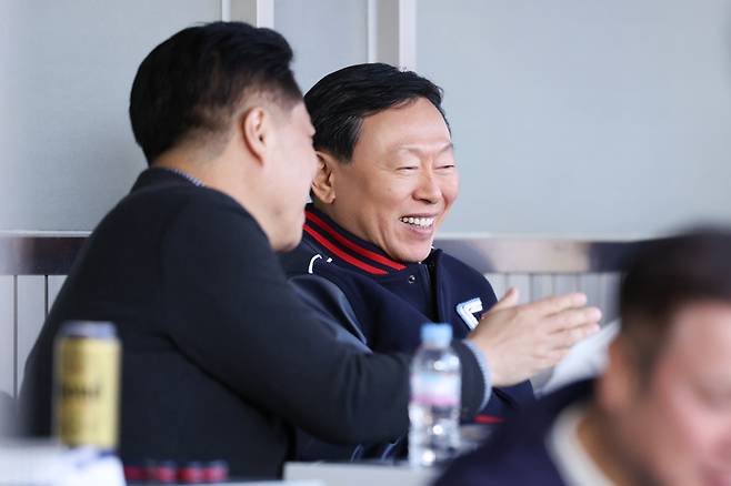 롯데 신동빈 구단주가 25일 잠실 두산전을 지켜보고 있다. 사진 | 롯데 자이언츠
